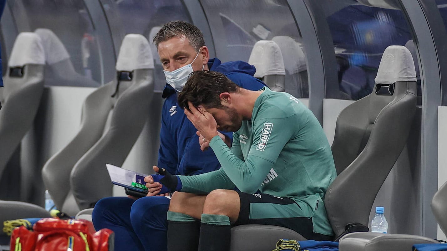 Mark Uth: Der Schalke-Stürmer zeigt sich besorgt um den Zustand seines Teams. Mark Uth: Der Schalke-Stürmer zeigt sich besorgt um den Zustand seines Teams.