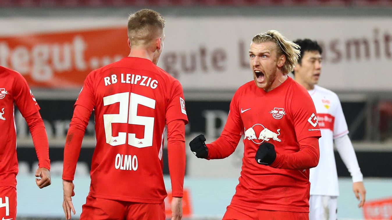 Leipzigs Emil Forsberg (re.) jubelt mit Torschützen Dani Olmo (Mitte) in Stuttgart.