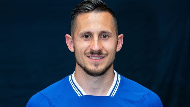 Schalke-Stürmer Steven Skrzybski verletzt sich gegen Hertha am Knie. Schalke-Stürmer Steven Skrzybski verletzt sich gegen Hertha am Knie.