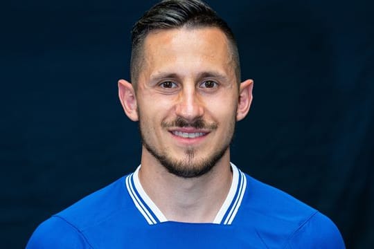 Schalke-Stürmer Steven Skrzybski verletzt sich gegen Hertha am Knie.