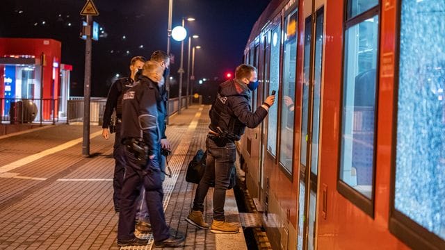 Einsatzkräfte der Polizei untersuchen die betroffene Regionalbahn. Einsatzkräfte der Polizei untersuchen die betroffene Regionalbahn.