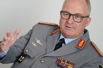 Der Generalinspekteur der Bundeswehr, Eberhard Zorn, kann den Widerstand der SPD gegen eine Drohnen-Bewaffnung nicht nachvollziehen.