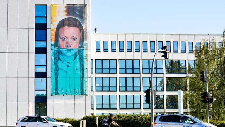 Inspiration für Künstler: Überdimensional großes Wandbild des britischen Straßenkünstlers Jody Thomas zeigt die Umweltaktivistin Greta Thunberg, die bis zur Nasenspitze im Wasser steht.