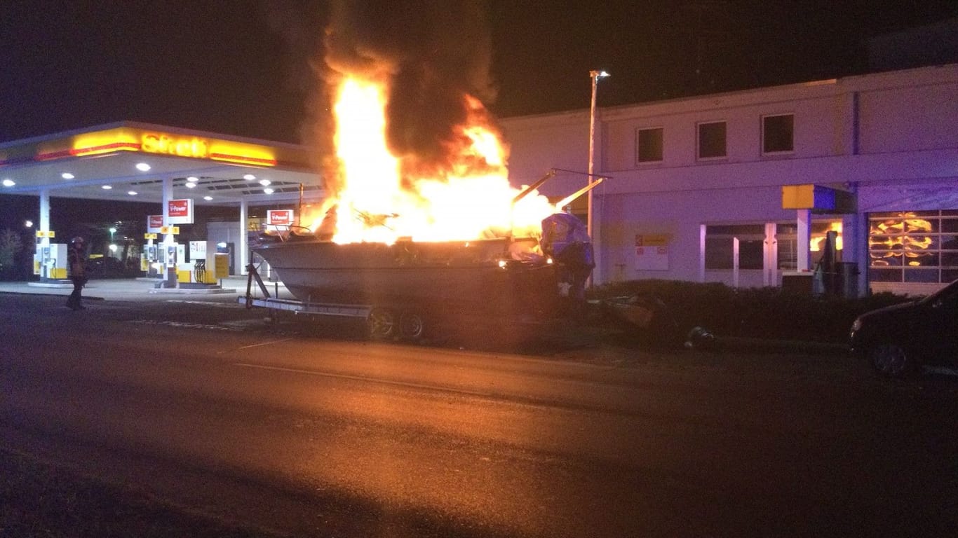 Brennende Motorjacht auf der Kölnstraße: Die Jacht war vor einer Tankstelle abgestellt, als sie Feuer fing.