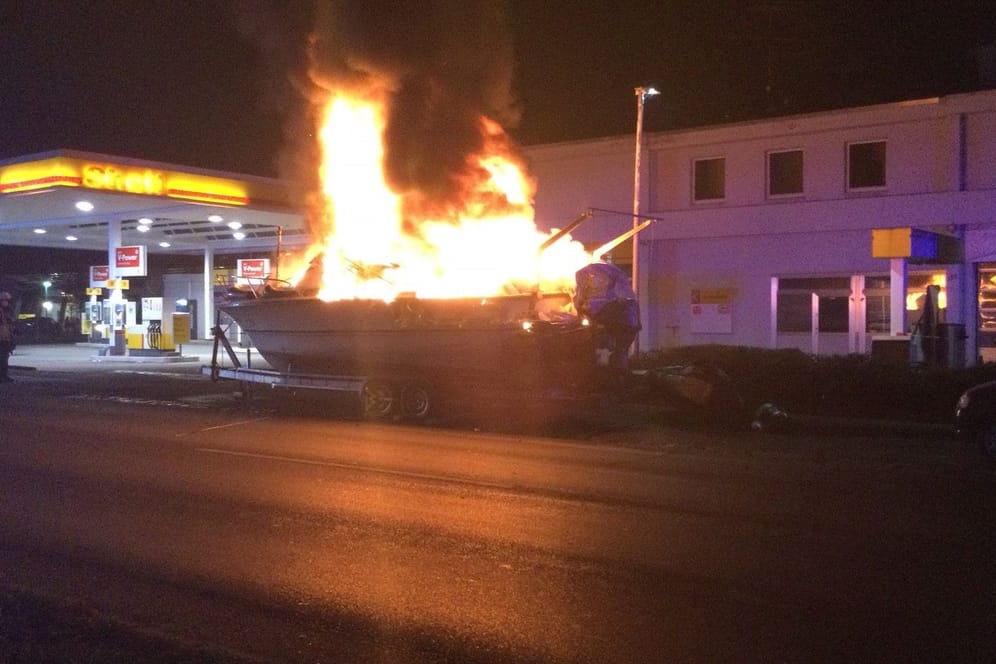 Brennende Motorjacht auf der Kölnstraße: Die Jacht war vor einer Tankstelle abgestellt, als sie Feuer fing.