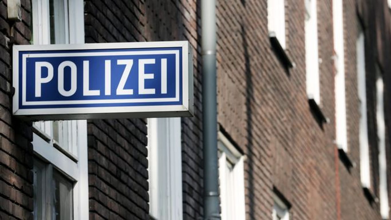 Ein Polizei-Schild hängt an einem Polizeipräsidium (Symbolbild): In Thüringen sind Haftbefehle offen.