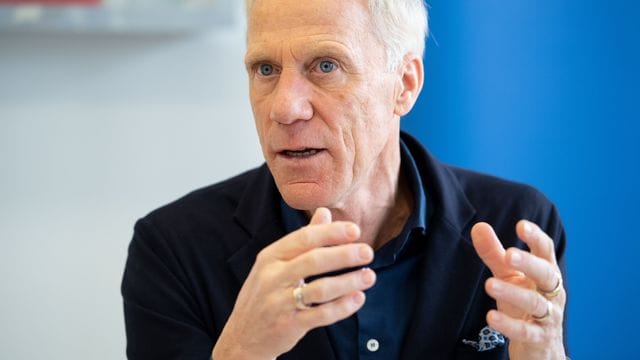Sportwissenschaftler Ingo Froböse könnte sich vorstellen, die Winterpause abzuschaffen, wenn dafür englische Wochen weniger werden.