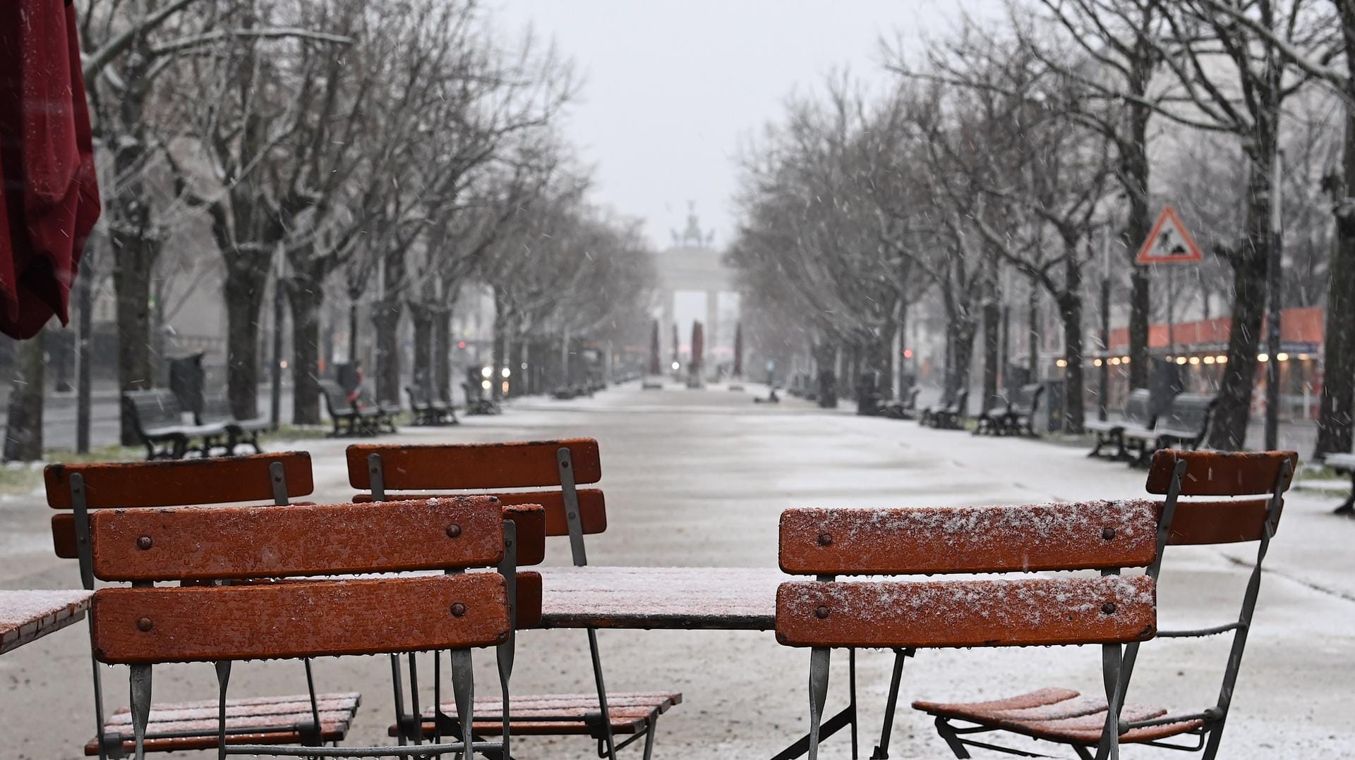 Schnee liegt auf Tischen und Stühlen am Brandenburger Tor: In der Hauptstadt hat es am ersten Januarwochenende geschneit. Schnee liegt auf Tischen und Stühlen am Brandenburger Tor: In der Hauptstadt hat es am ersten Januarwochenende geschneit.