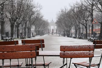 Schnee liegt auf Tischen und Stühlen am Brandenburger Tor: In der Hauptstadt hat es am ersten Januarwochenende geschneit.