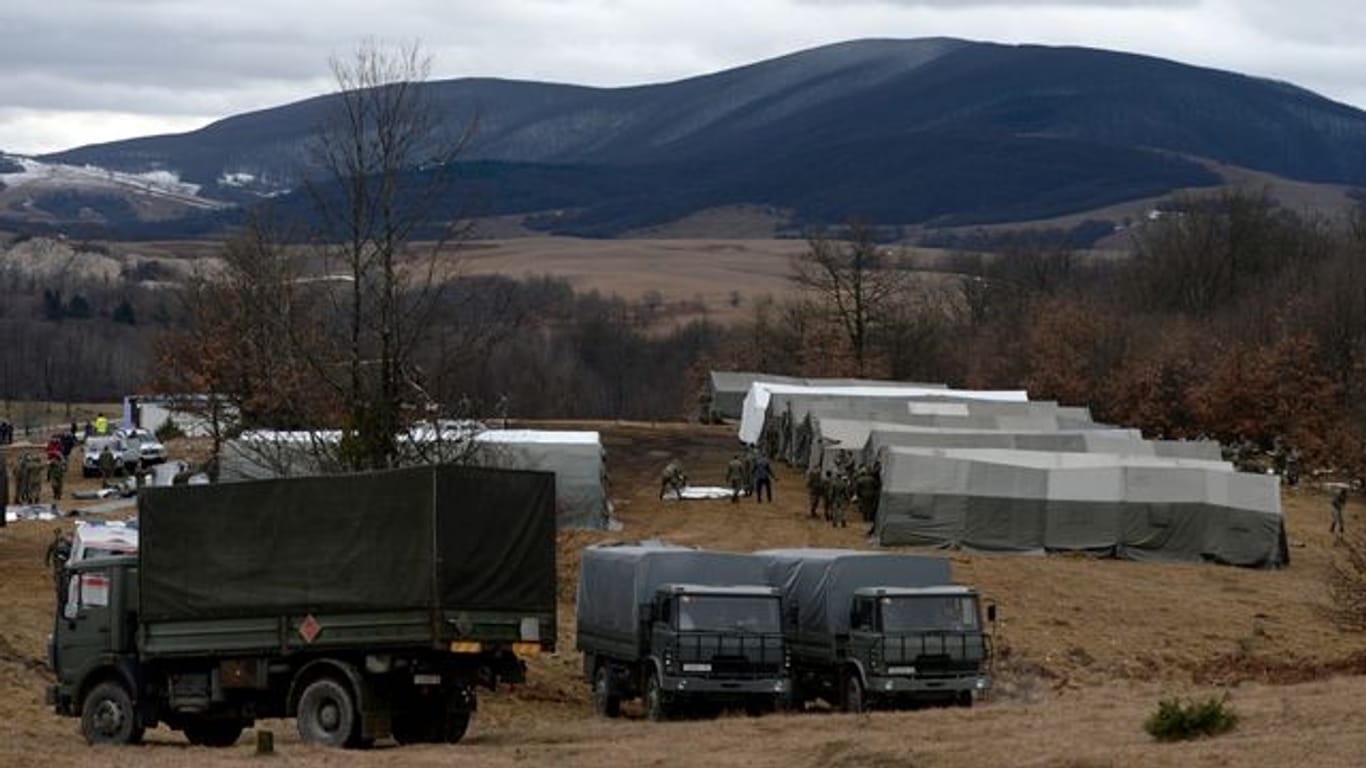 Bosnische Soldaten stehen vor provisorischen Zelten im Camp Lipa außerhalb von Bihac.