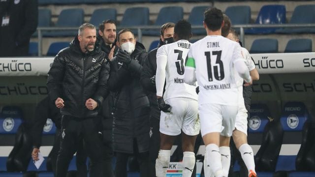 Gladbachs Trainer Marco Rose (l) feiert den Treffer von Breel Embolo (2. Gladbachs Trainer Marco Rose (l) feiert den Treffer von Breel Embolo (2.