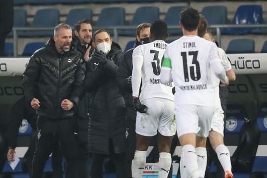 Gladbachs Trainer Marco Rose (l) feiert den Treffer von Breel Embolo (2.