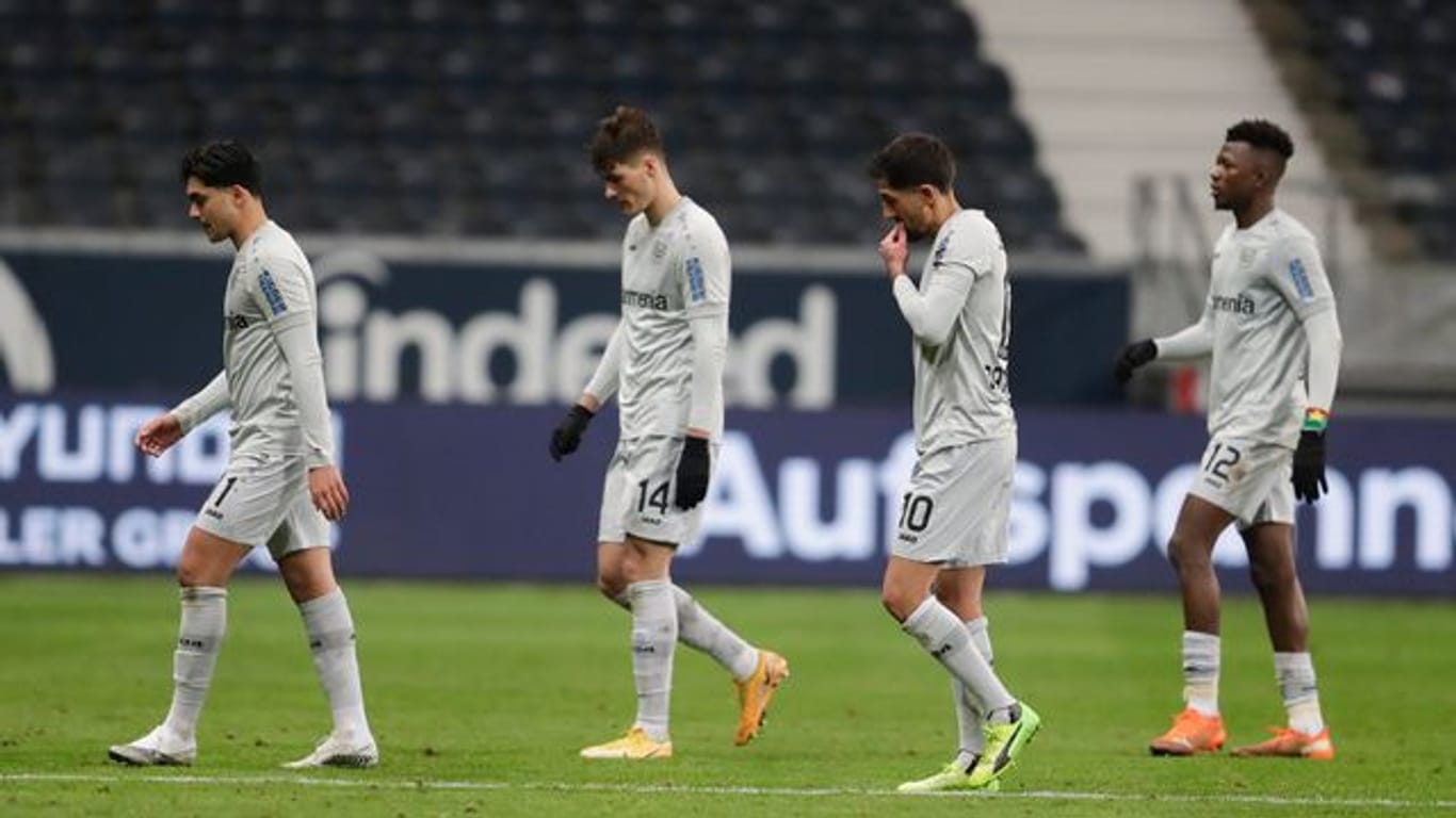 Leverkusens Spieler verließen nach der 1:2-Niederlage bei Eintracht Frankfurt enttäuscht den Platz.