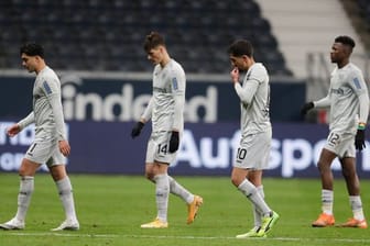 Leverkusens Spieler verließen nach der 1:2-Niederlage bei Eintracht Frankfurt enttäuscht den Platz.