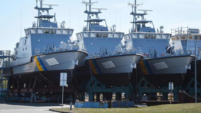 Mecklenburg-Vorpommern, Wolgast: Patrouillenboote für Saudi-Arabien liegen auf dem Werftgelände der zur Lürssen-Werftengruppe gehörenden Peene-Werft.