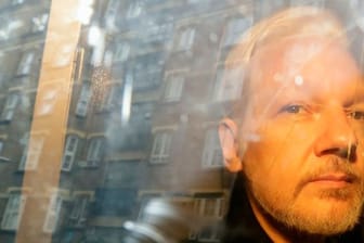 Julian Assange, Gründer von Wikileaks, sitzt nach einr Gerichtsverhandlung in einem Fahrzeug.