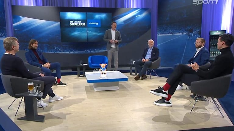 Sport1-"Doppelpass": In der Kultsendung diskutierten Stefan Effenberg, Mounir Zitouni, Thomas Helmer, Rudi Völler, Florian Wichert und Sandro Wagner (v. l.) unter anderem über Schalke 04.