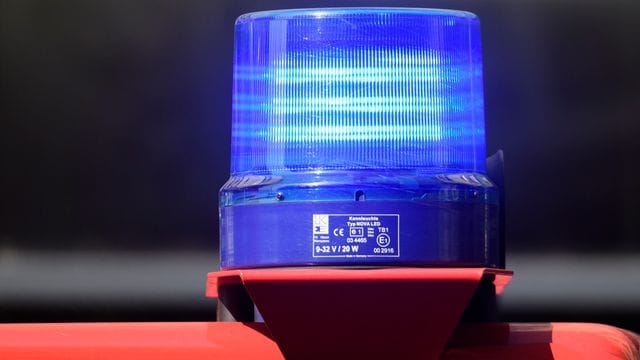 Ein Blaulicht der Feuerwehr leuchtet während eines Einsatzes (Symbolbild): In Thüringen hat es in einem Haus gebrannt. Ein Blaulicht der Feuerwehr leuchtet während eines Einsatzes (Symbolbild): In Thüringen hat es in einem Haus gebrannt.