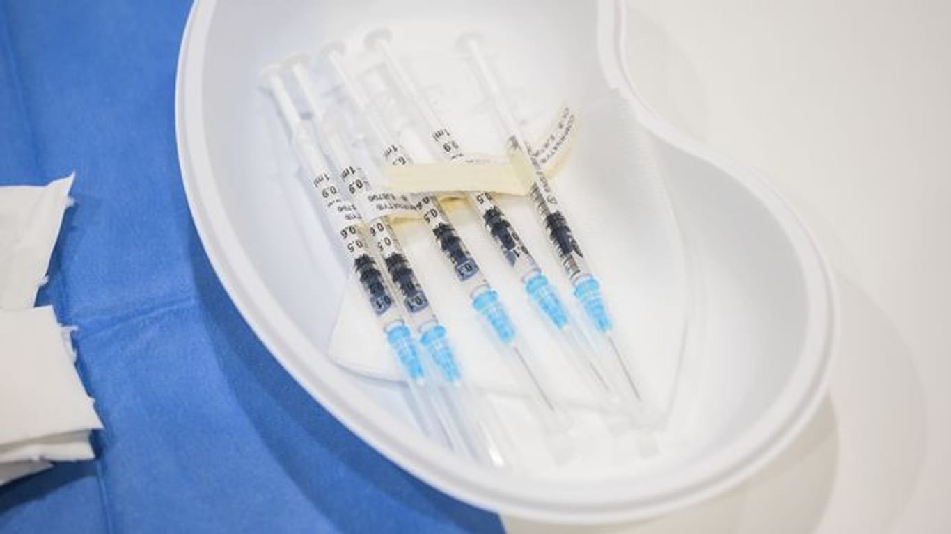 Vorbereitete Spritzen für Corona-Impfungen liegen in einer Schale.