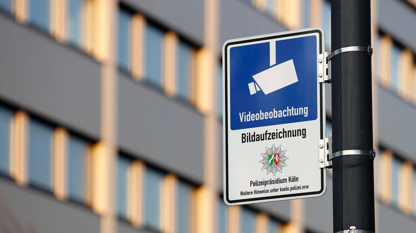 Hinweisschild zu Überwachungskameras in Köln (Symbolbild): Zwei junge Männer sind beim Abfeuern einer Waffe von der Polizei über Video beobachtet worden.
