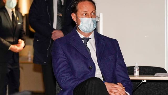 Haakon, Kronprinz von Norwegen, in der Einsatzzentrale des Krisenmanagements der Gemeinde Gjerdrum. Haakon, Kronprinz von Norwegen, in der Einsatzzentrale des Krisenmanagements der Gemeinde Gjerdrum.