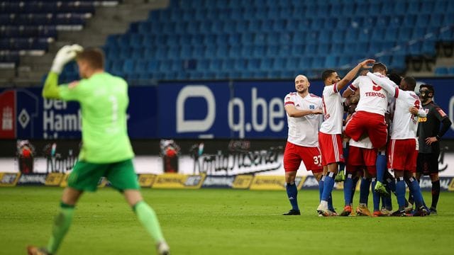 Der Hamburger SV hat mit dem Sieg gegen Regensburg die Tabellenführung übernommen.