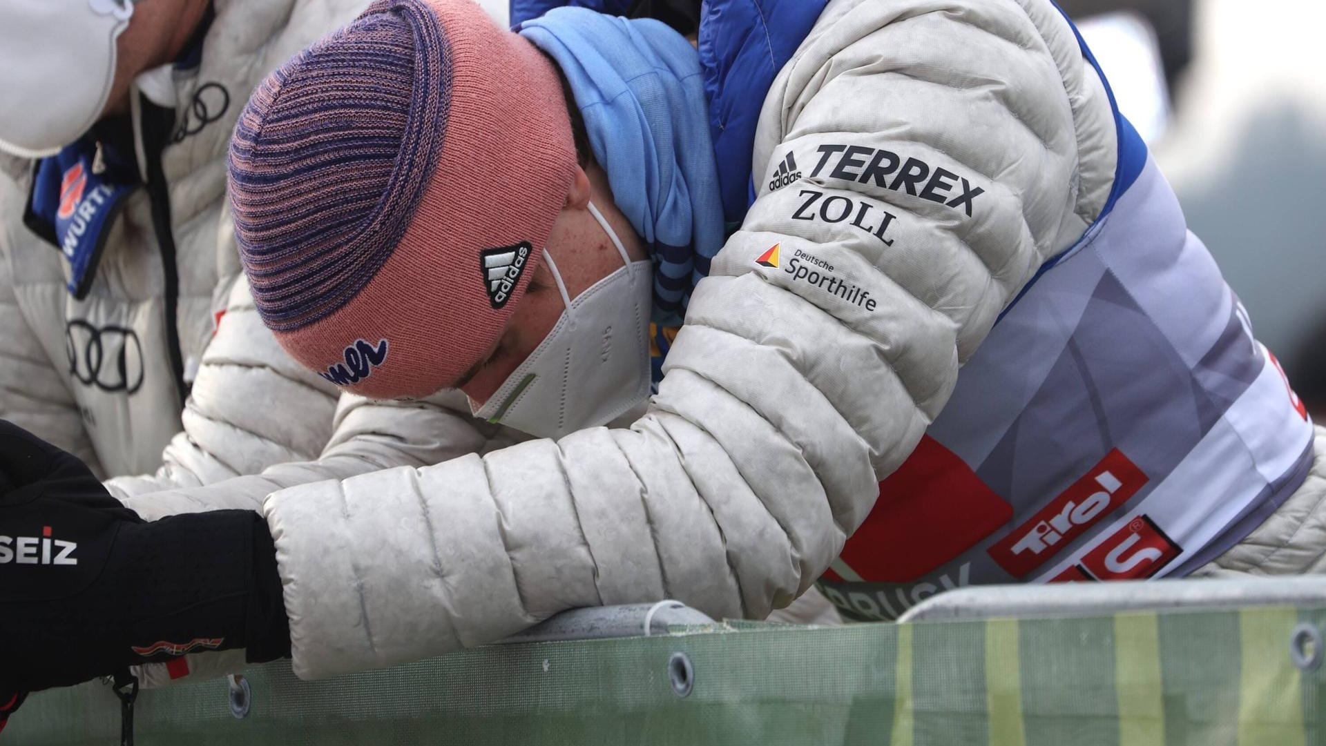 Niedergeschlagen: Karl Geiger war mit seinem Auftritt in Innsbruck überhaupt nicht glücklich.