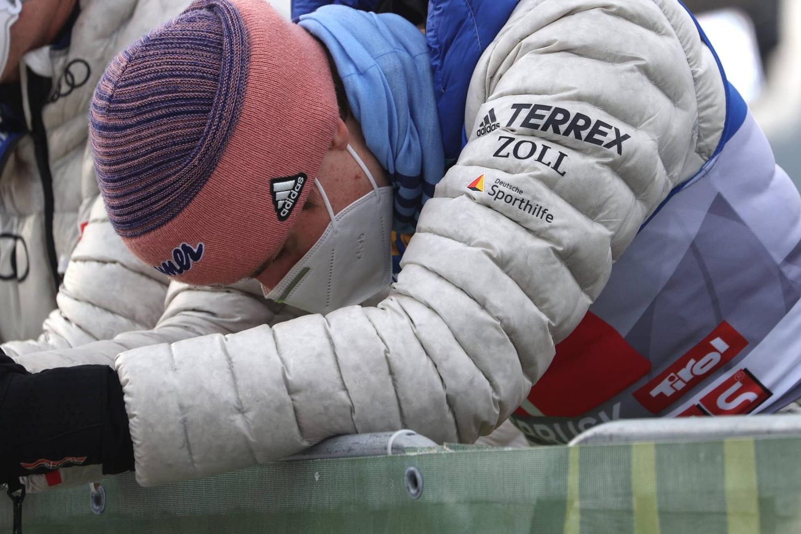 Niedergeschlagen: Karl Geiger war mit seinem Auftritt in Innsbruck überhaupt nicht glücklich.