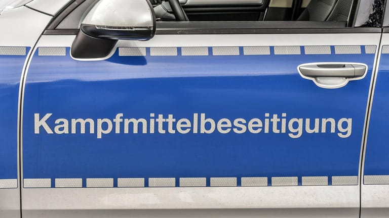 "Kampfmittelbeseitigung" steht auf einem Auto (Symbolbild): In München entpuppte sich eine vermeintliche Granate als Pfeffermühle.