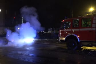 Die Essener Polizei und Feuerwehr im Einsatz an Silvester: Die Polizei sucht weiter nach Zeugen der Randale.