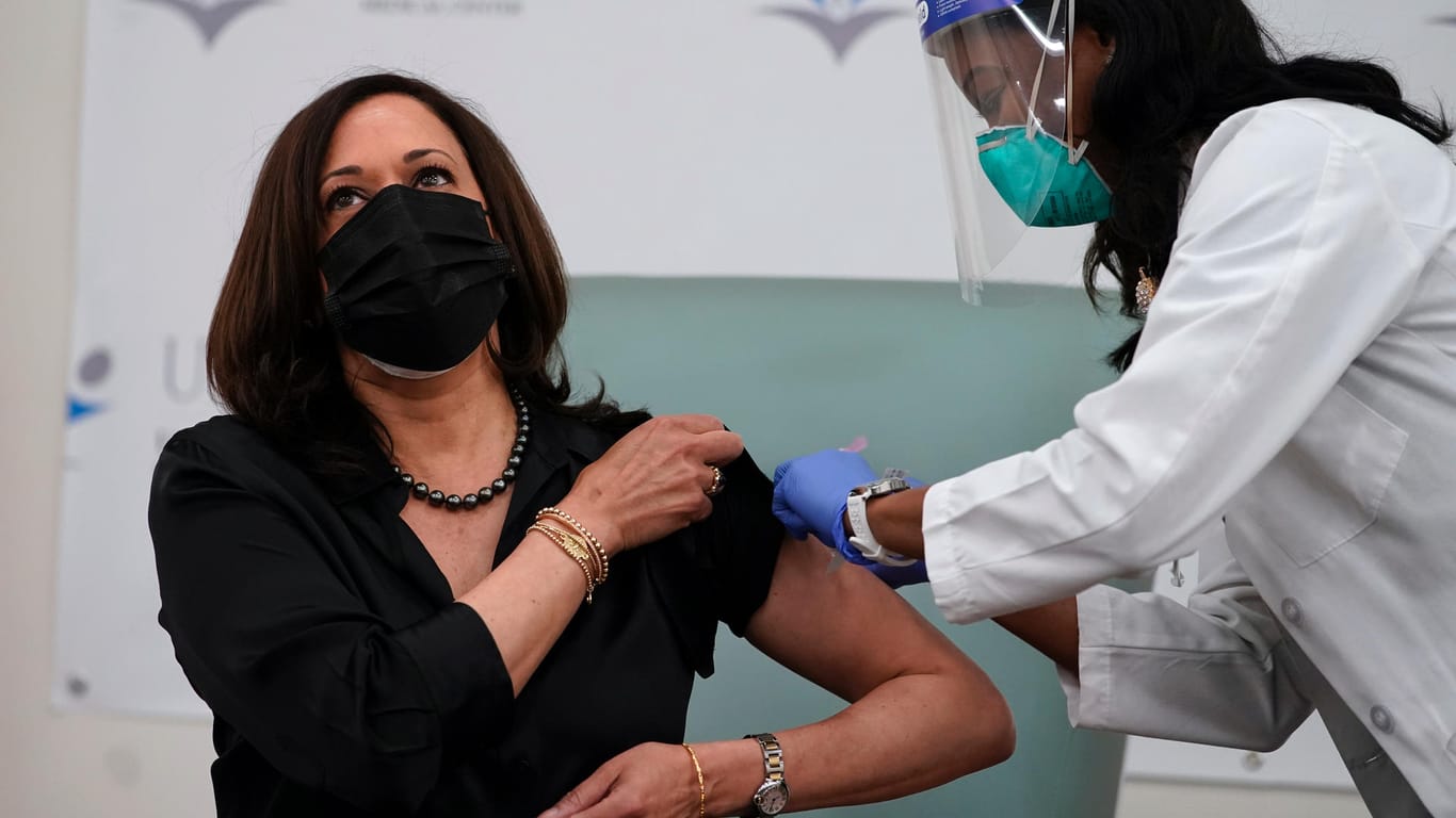Geimpfte US-Politikerin: Kamala Harris, Gewählte Vizepräsidentin der USA, bekommt den Moderna-Impfstoff gegen das Coronavirus gespritzt.