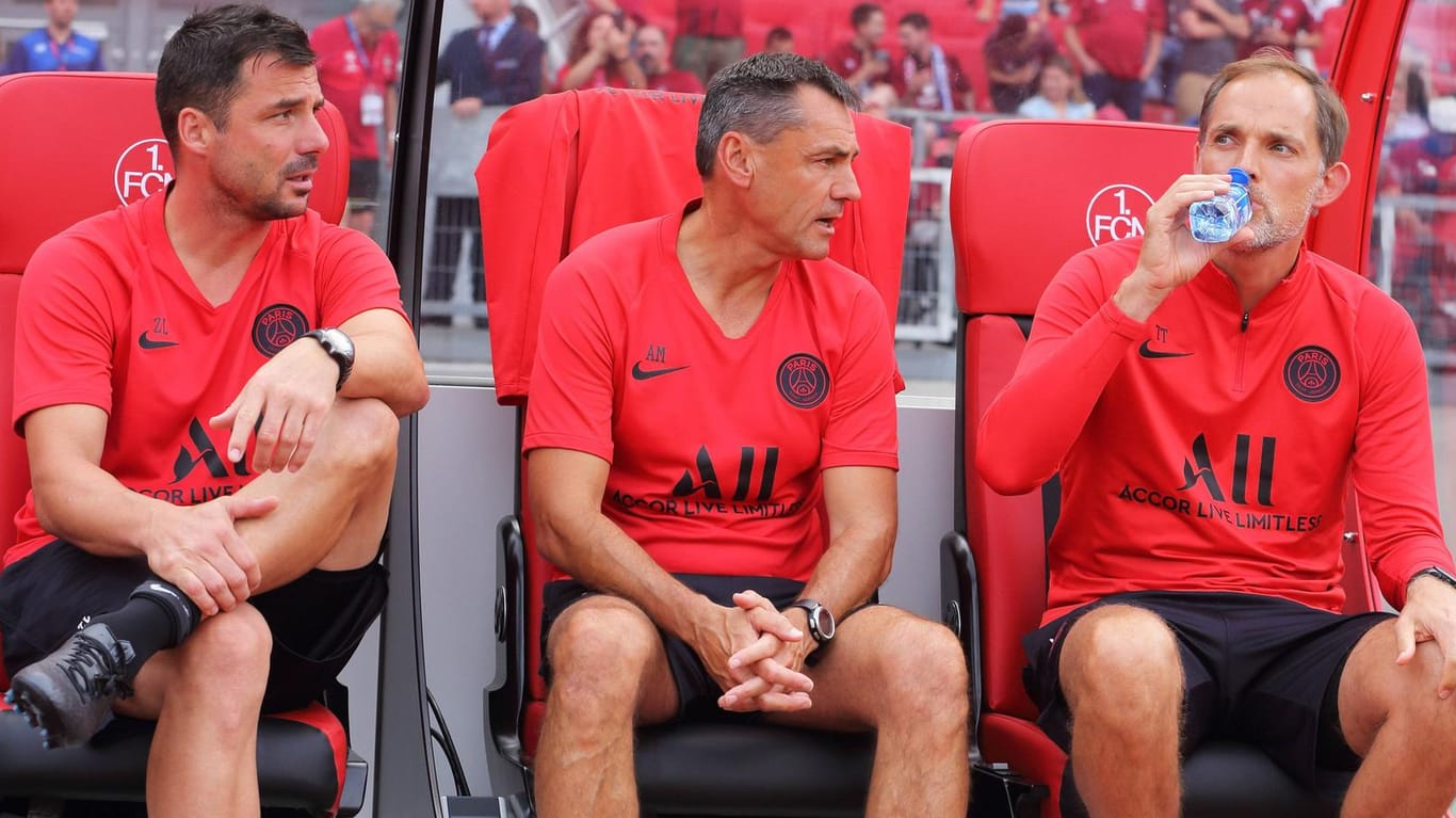 Thomas Tuchel mit seinen Assistenten Arno Michels und Zsolt Löw (v.r.): Die Trainer wurden kürzlich bei PSG entlassen.