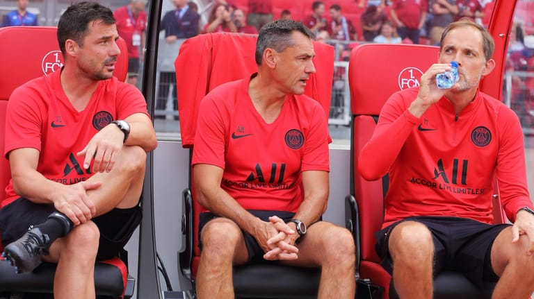 Thomas Tuchel mit seinen Assistenten Arno Michels und Zsolt Löw (v.r.): Die Trainer wurden kürzlich bei PSG entlassen.