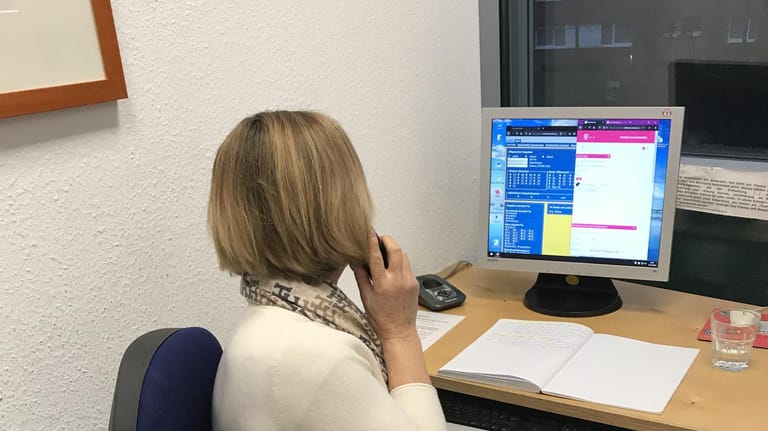 Eine Mitarbeiterin des Kölner Kinder- und Jugendschutzbundes bei ihrer ehrenamtlichen Arbeit: Bei der Hilfe-Hotline rufen jedes Jahr Tausende Kinder und Jugendliche an.