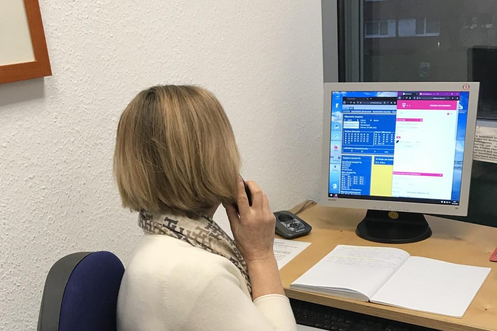 Eine Mitarbeiterin des Kölner Kinder- und Jugendschutzbundes bei ihrer ehrenamtlichen Arbeit: Bei der Hilfe-Hotline rufen jedes Jahr Tausende Kinder und Jugendliche an.