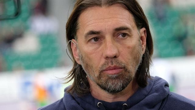 Der neue Mainzer Sportdirektor Martin Schmidt kündigt für Dienstag eine Trainerentscheidung an. Der neue Mainzer Sportdirektor Martin Schmidt kündigt für Dienstag eine Trainerentscheidung an.