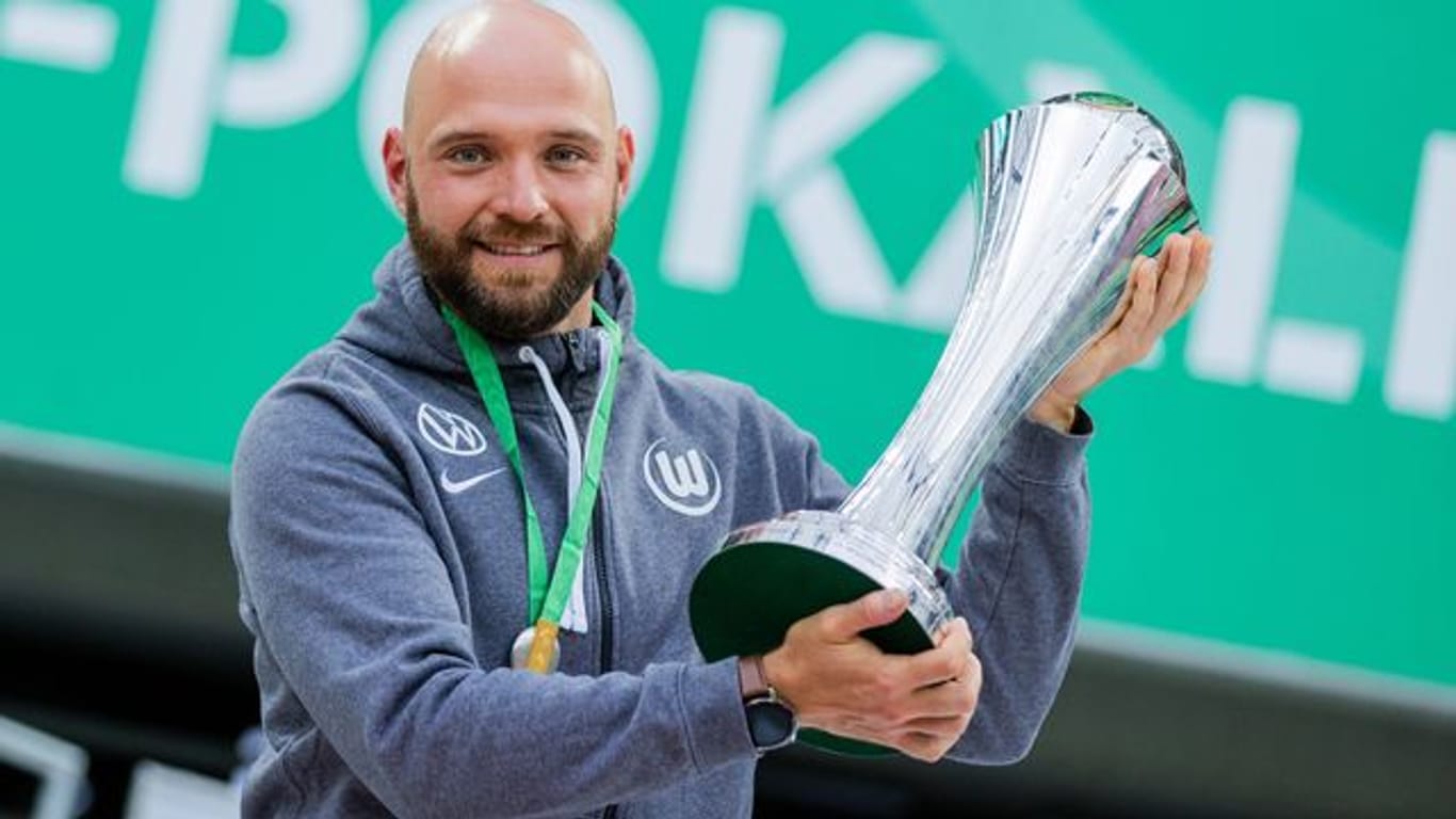 Trainer Stephan Lerch und seine Wolfsburgerinnen wollen den Titel im Pokal verteidigen.