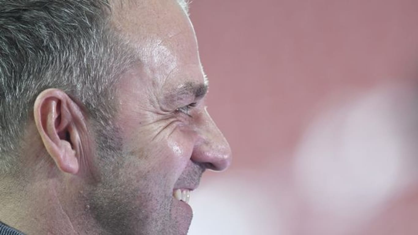 Trainer Hansi Flick von Bayern lächelt