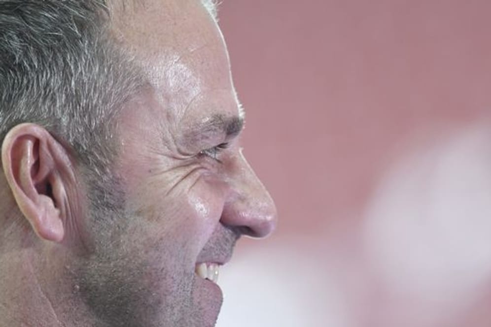 Trainer Hansi Flick von Bayern lächelt