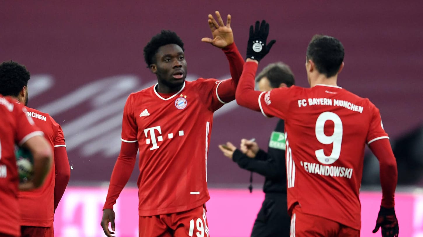 Alphonso Davies klatscht Torschützen Robert Lewandowski ab.