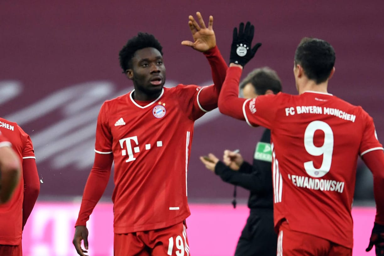 Alphonso Davies klatscht Torschützen Robert Lewandowski ab.