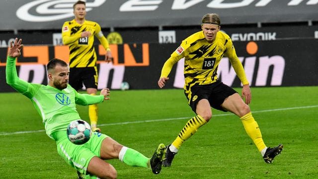 BVB-Stürmer Erling Haaland (r) kam gegen Wolfsburg wieder zum Einsatz. BVB-Stürmer Erling Haaland (r) kam gegen Wolfsburg wieder zum Einsatz.