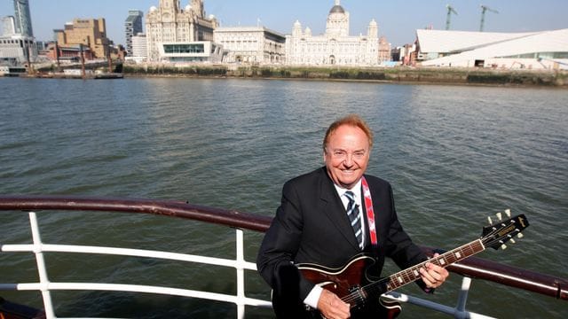 Der Sänger Gerry Marsden 2009 an Bord der Mersey-Fähre.