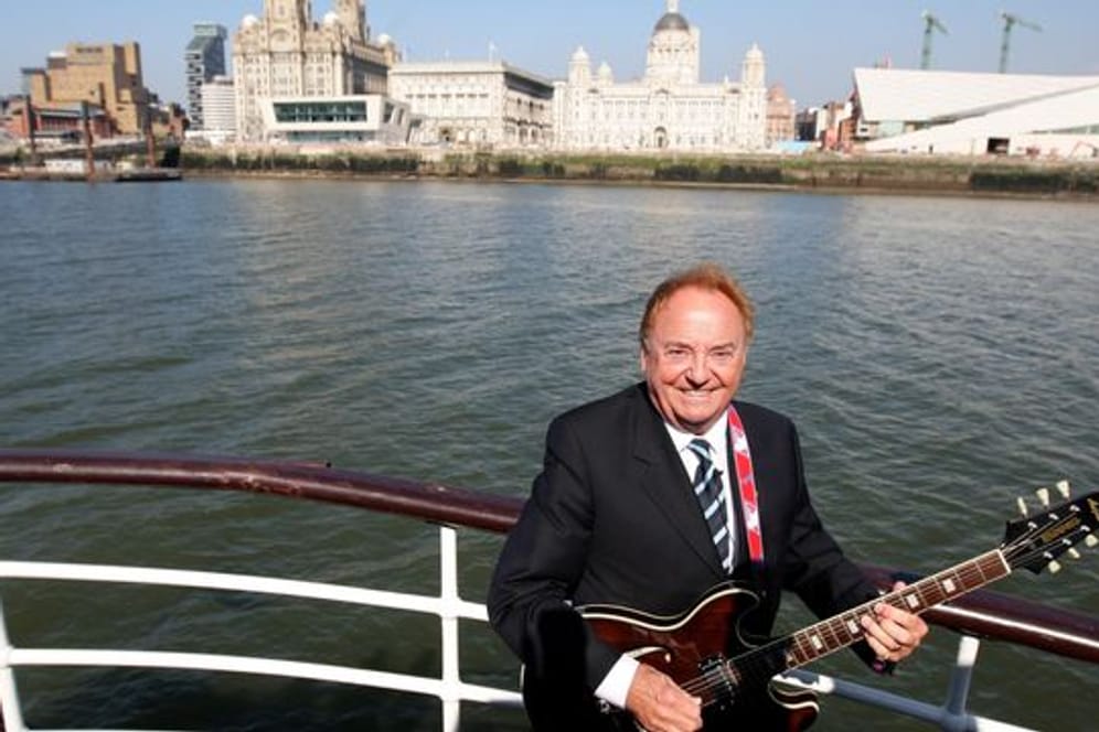 Der Sänger Gerry Marsden 2009 an Bord der Mersey-Fähre.