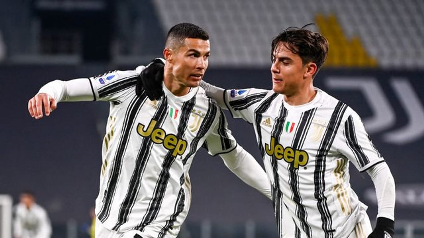 Torschütze Cristiano Ronaldo (l) und Paulo Dybala bejubeln die Führung gegen Udinese.