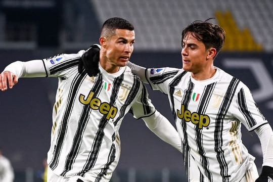 Torschütze Cristiano Ronaldo (l) und Paulo Dybala bejubeln die Führung gegen Udinese.