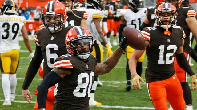 Die Cleveland Browns um Jarvis Landry (vorne) haben den Einzug in die Playoffs geschafft.