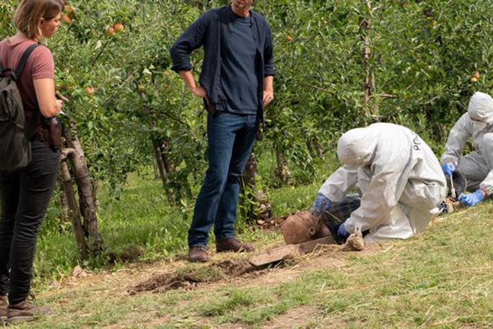 Die Kommissare Maris Bächle (Jessica Schwarz) und Konrad Diener (Max von Thun) begutachten die Leiche eines Obstbauern.