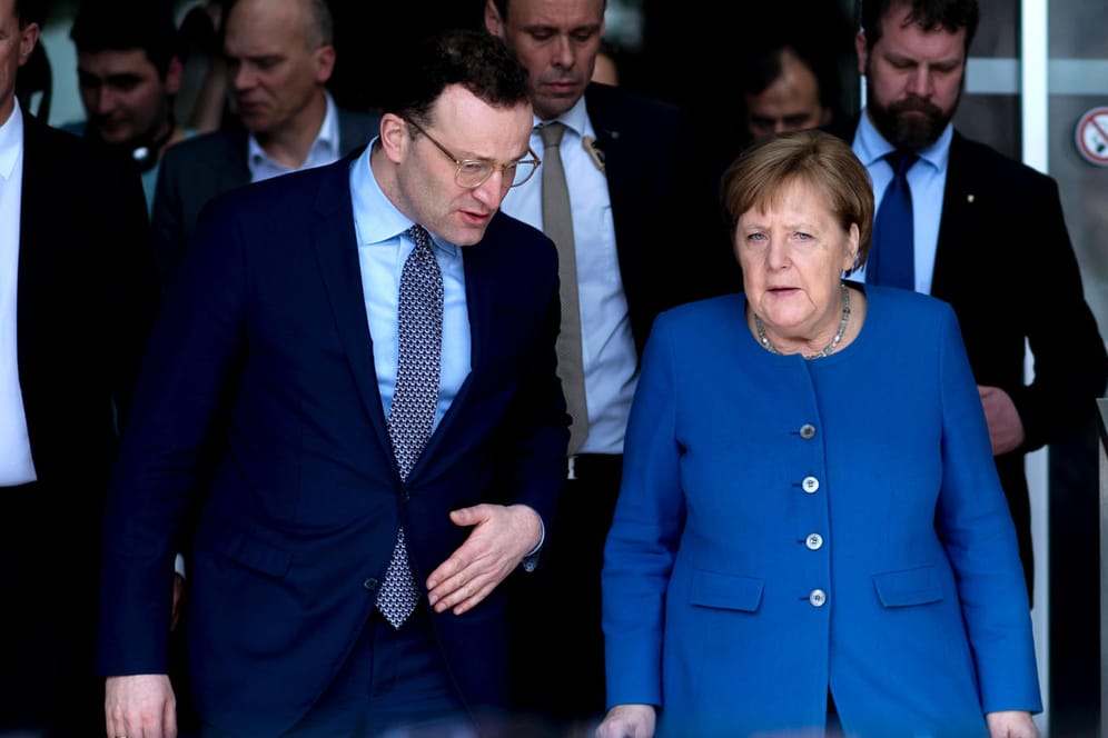 Kanzlerin Angela Merkel und Gesundheitsminister Jens Spahn: Am Dienstag beraten Vertreter von Bund und Ländern über eine Verlängerung des Lockdowns in Deutschland.