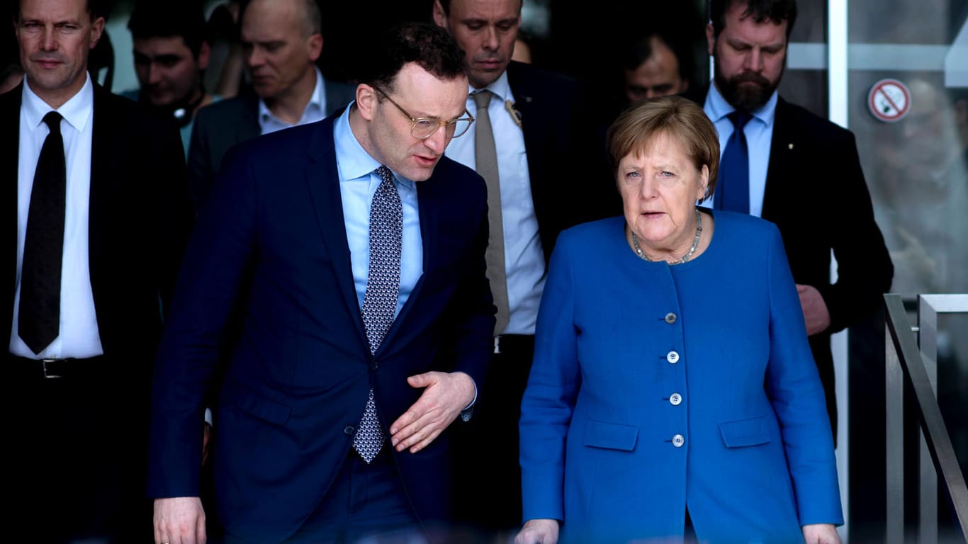 Kanzlerin Angela Merkel und Gesundheitsminister Jens Spahn: Am Dienstag beraten Vertreter von Bund und Ländern über eine Verlängerung des Lockdowns in Deutschland.